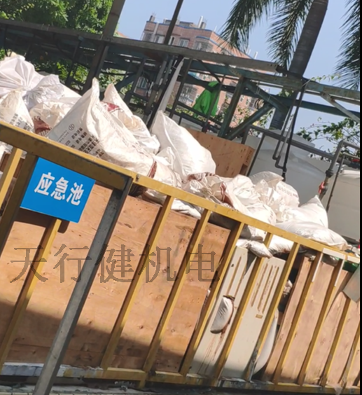 堆积的废膜渣